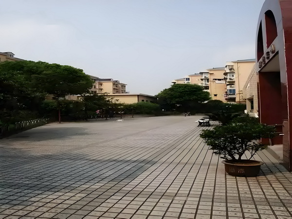 姜文被困在一个什么东西里
